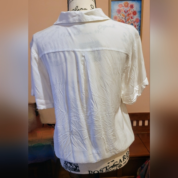 Sim & Sam Cropped White Button-Up Top - Picture 2 of 7